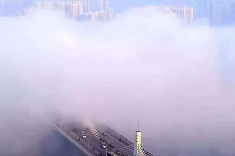 秋冬季开车遇到团雾的操作技巧
