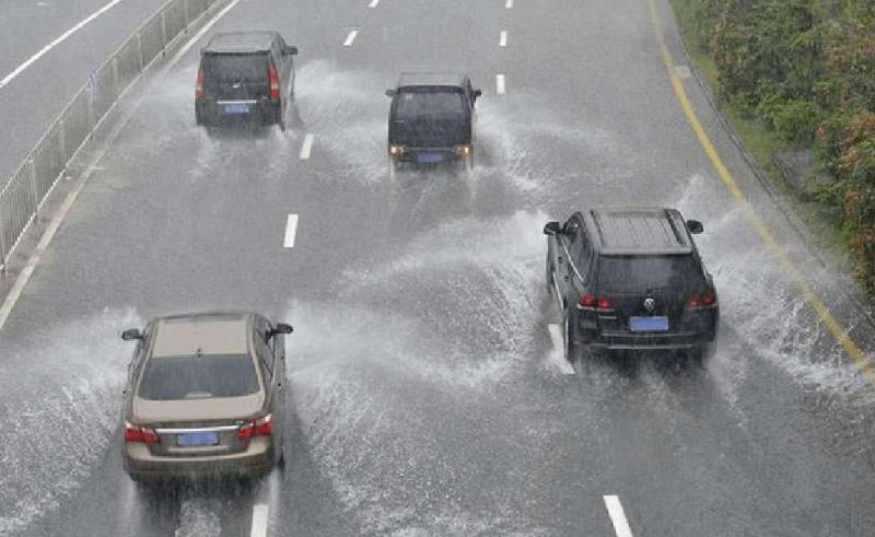 汽车雨水湿滑路段行驶技巧及注意事项